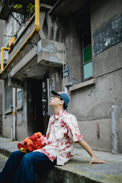 无所谓
摄影：洪小漩
出镜：小老弟
他们说，就让他们说。
你只管做自己喜欢的就好。
有钱难买我乐意。