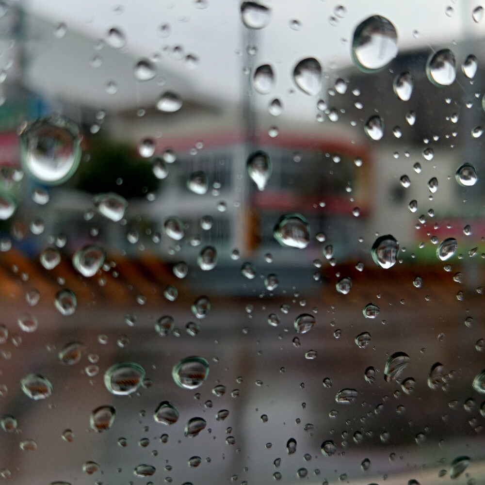 下雨天的窗戶