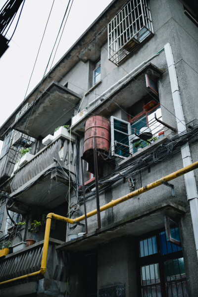 无所谓
摄影：洪小漩
出镜：小老弟
他们说，就让他们说。
你只管做自己喜欢的就好。
有钱难买我乐意。