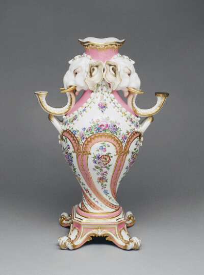 18世纪中后期，塞弗尔曾推出过一系列“象首花瓶”，它们既拥有洛可可甜美曼妙的用色与造型，又因受到中国风（Chinoisrie）的影响，呈现出诸多西人对古老东方的独特想象。