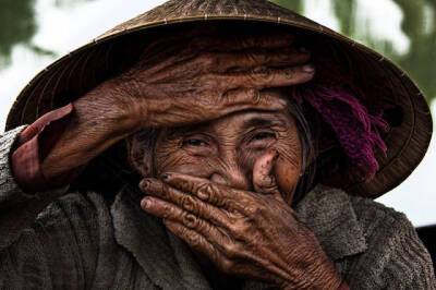 法国摄影师瑞航（Réhahn）在越南旅行时发现当地人见到陌生人常常捂着嘴腼腆地笑。他被这种含蓄的笑容感染，拍下照片想找到隐藏在笑容背后的秘密