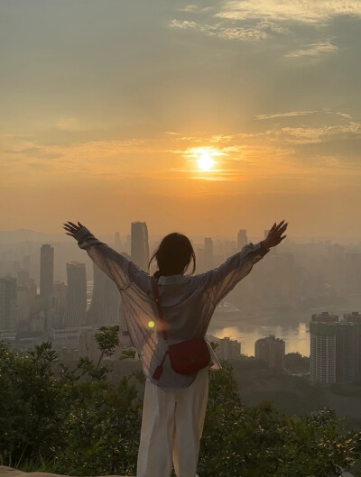 一辈子都在省着.攒着、不论多抠.钱还是没存够.一辈子都在忍着.让着、怕着、不论多小心.还是得罪不少人.一辈子都在读着.写着、悟着、不论多聪明.亏还是没少吃.一辈子都在觉醒中.成熟中、成长中、不论多淡定.遗憾还是…