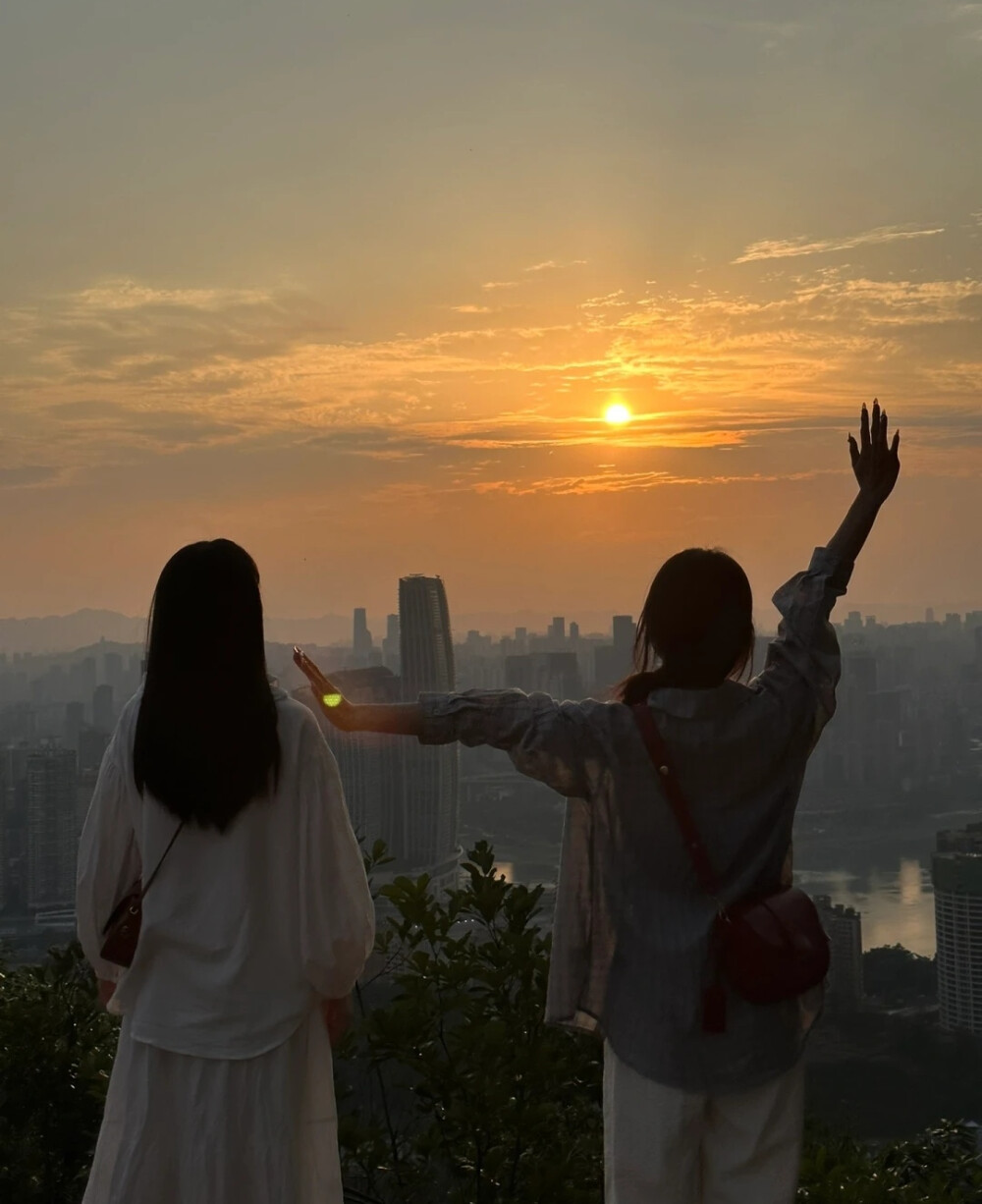 "心理学家说：如果友谊持续超过7年.它将持续一生.浪漫的从来不止爱情.还有一辈子的好朋友。"