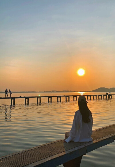 "晚风吹人醒.万事藏于心.我没说不公平.也没说苦.我说我知道了.这句话应该很多人都有共鸣吧.有人选择把苦咽到肚子里.有人选择逞口舌之快说出来.还有人选择从行动中表现出来.我觉得很奇妙.这个世界的表达方式太多了.为…