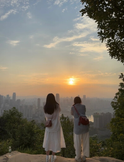 "心理学家说：如果友谊持续超过7年.它将持续一生.浪漫的从来不止爱情.还有一辈子的好朋友。"