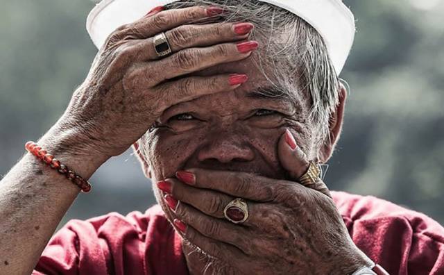 法国摄影师瑞航（Réhahn）在越南旅行时发现当地人见到陌生人常常捂着嘴腼腆地笑。他被这种含蓄的笑容感染，拍下照片想找到隐藏在笑容背后的秘密