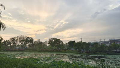 2023年5月25日傍晚，在下了一场雨后，天空的云彩雄伟壮观，几道巨大的光线从云层中直射出来，显得气象万千。