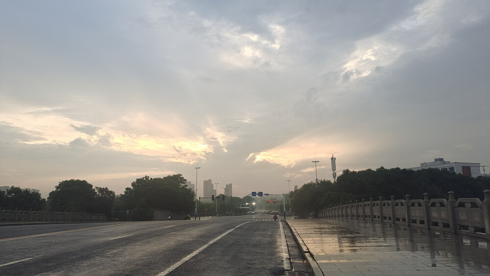 2023年5月25日傍晚，在下了一场雨后，天空的云彩雄伟壮观，几道巨大的光线从云层中直射出来，显得气象万千。