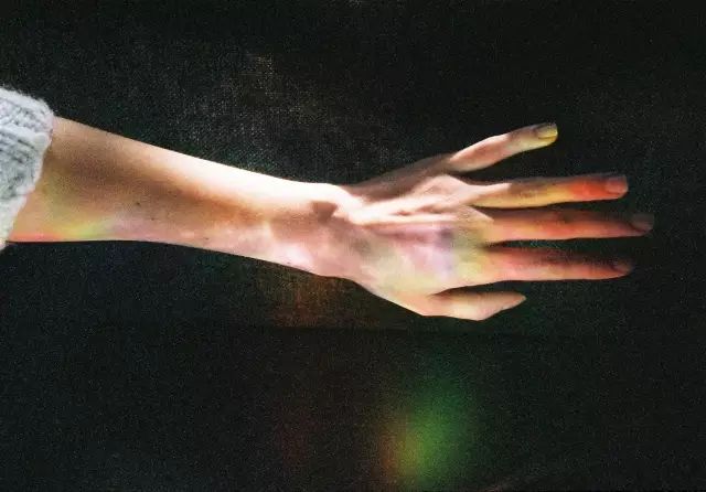 Kübra Sağın二十岁出头，是个来自伊斯坦布尔的女摄影师。因为名字有些难记，她在网上给自己博客起名叫“斯德哥尔摩综合征（Syndrome Stockholm）”。算是有标志性的一个代号。