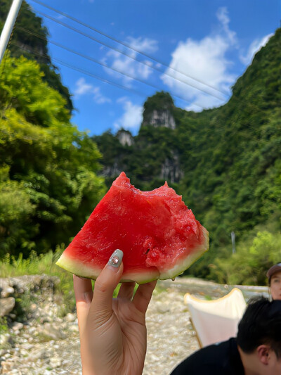 静候跋涉，婉约落花的安静，悸动飘摇的丝丝念想，斑斓的花影，还留在记忆的池城