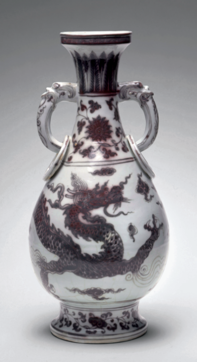 釉里红龙纹玉壶春瓶公元14世纪晚期～15世纪早期高47厘米Avery Brundage藏品美国旧金山亚洲艺术博物馆藏（B60P1235）