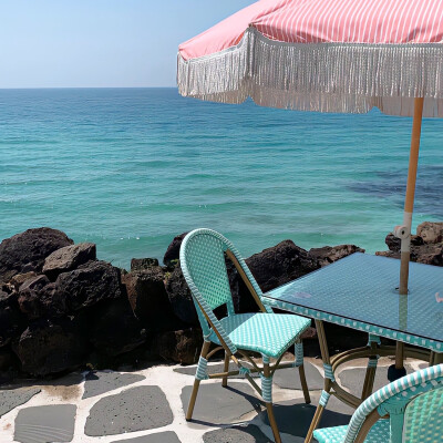 背景｜文案
风悄悄亲了一下叶子，晚霞看见了，不知不觉红了脸。