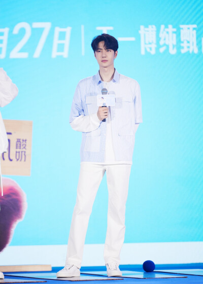 YIBO-OFFICIAL：
#王一博纯甄品牌代言人#
清爽少年@UNIQ-王一博 撷一抹赶走初夏燥热的风，感受露营的趣味与闲适，DIY一杯属于自己的“纯与真”吧～ ​​​