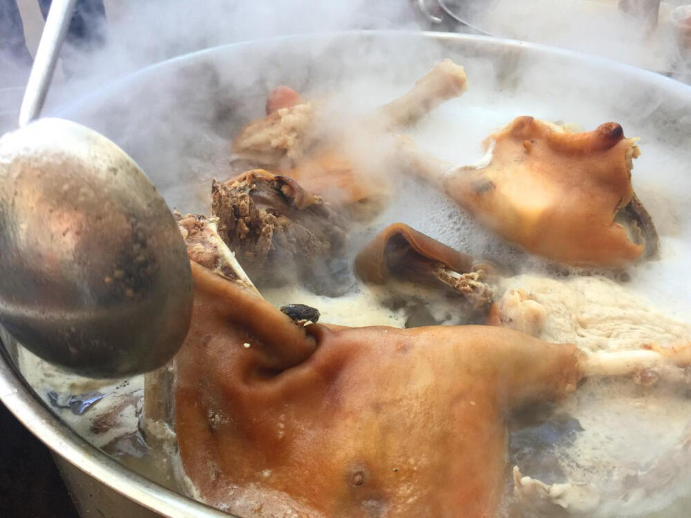 炎炎夏日，正是喝啤酒、吃烧烤、品美食的大好时机。
嗨“啤”怡夏活动正式启动了，百家商业街啤酒狂欢节在昆明官南大道的荣盛园大酒楼背后隆重举行。
5月每逢周五、周六、周天，市民到百家商业街任何一家餐厅、火锅、小吃店、烧烤店等地方品尝消费美食，凭商家赠送消费凭证，可参与单手抓啤酒活动！
满满的一舞台啤酒随便抓，抓几瓶就带走几瓶！
百家商业街，位于官南大道中段，东临明通河，西接盘龙江，抬头即可见西山睡美人，是新祥盛企业斥资打造的昆明别具特色的集美食、民族工艺品、旅游、休闲、便利于一体的城中特色文化商业不夜城?；惆偌颐褡迨鄙?，集百地特色文化，做百味经典美食，创百年特色商业。
活动地点：昆明市官南大道百家商业中心广场。