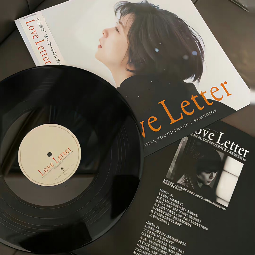 背景｜文案
风悄悄亲了一下叶子，晚霞看见了，不知不觉红了脸。