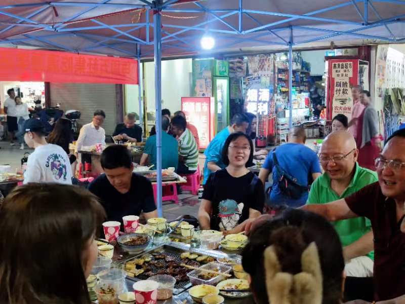 炎炎夏日，正是喝啤酒、吃烧烤、品美食的大好时机。
嗨“啤”怡夏活动正式启动了，百家商业街啤酒狂欢节在昆明官南大道的荣盛园大酒楼背后隆重举行。
5月每逢周五、周六、周天，市民到百家商业街任何一家餐厅、火锅、小吃店、烧烤店等地方品尝消费美食，凭商家赠送消费凭证，可参与单手抓啤酒活动！
满满的一舞台啤酒随便抓，抓几瓶就带走几瓶！
百家商业街，位于官南大道中段，东临明通河，西接盘龙江，抬头即可见西山睡美人，是新祥盛企业斥资打造的昆明别具特色的集美食、民族工艺品、旅游、休闲、便利于一体的城中特色文化商业不夜城。汇百家民族时尚，集百地特色文化，做百味经典美食，创百年特色商业。
活动地点：昆明市官南大道百家商业中心广场。