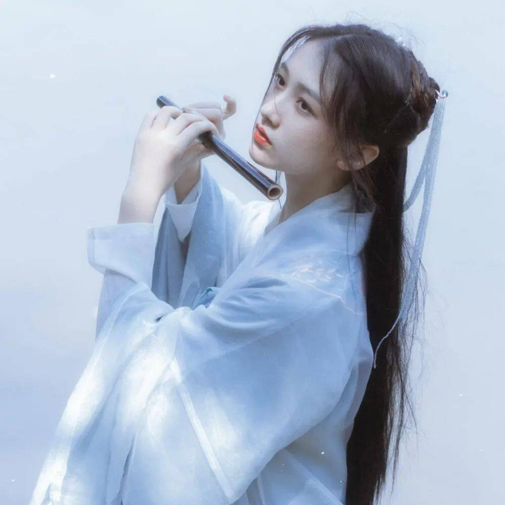 礼貌拿图古装女头像