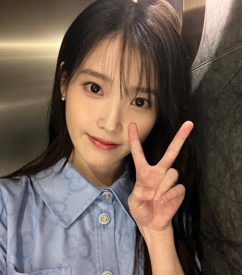 IU ｜ 李知恩