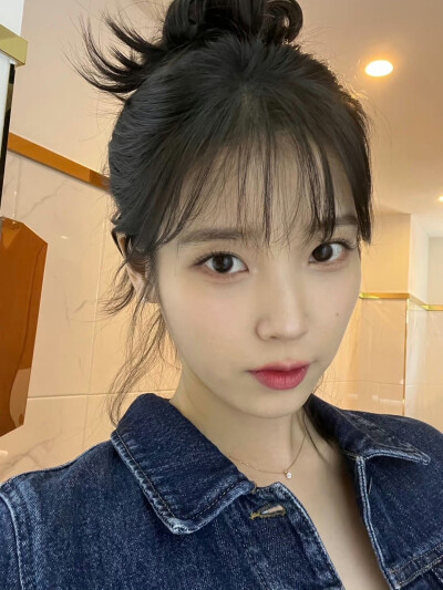 IU ｜ 李知恩