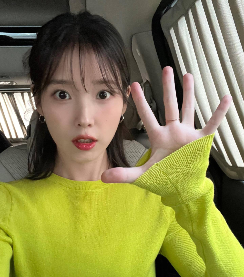 IU ｜ 李知恩