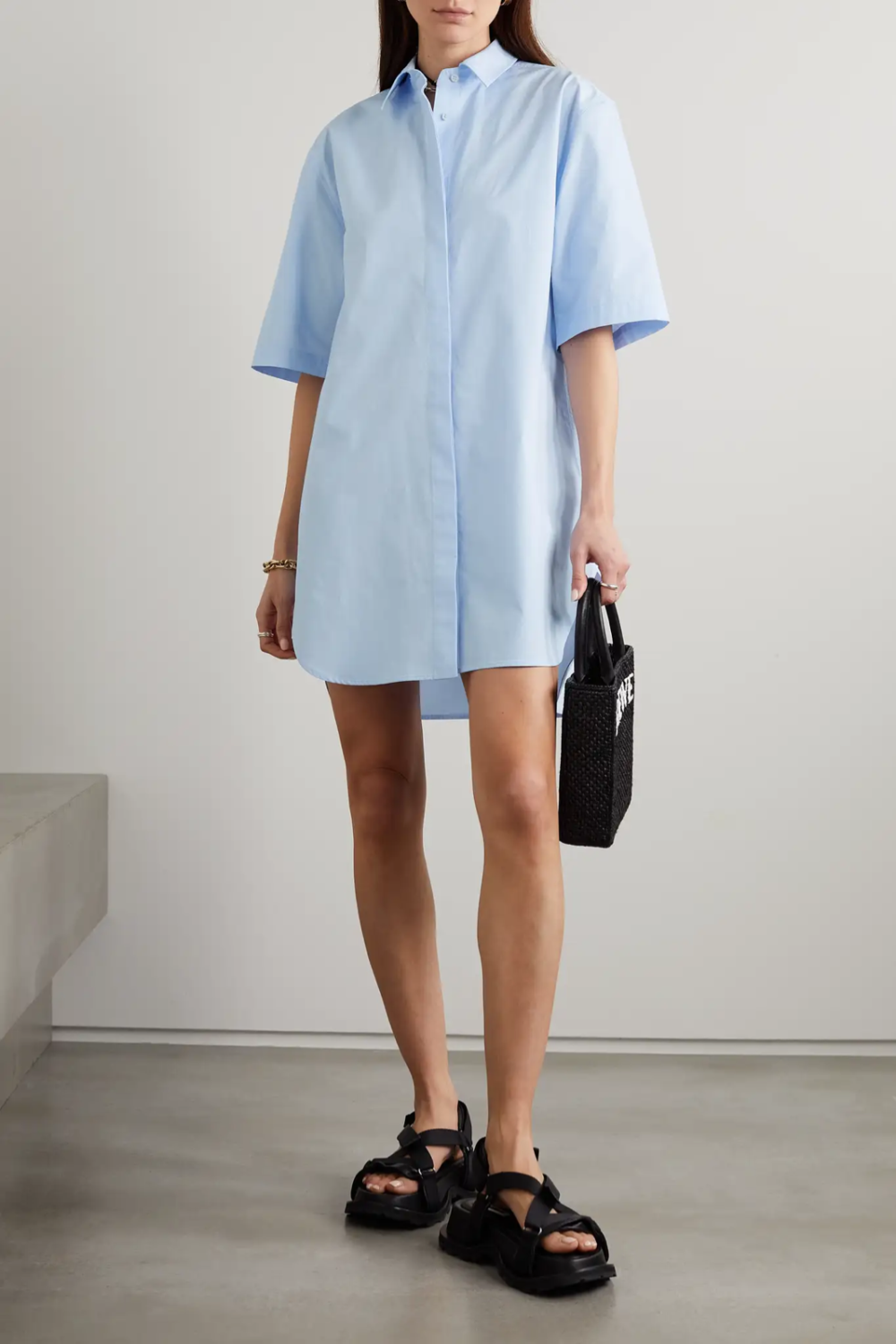 LOULOU STUDIO 的创始人 Chloé Harrouche 风格时髦，难怪品牌作品也洋溢着典型的巴黎气息。这款 “Mago” 连衣裙以浅蓝色纯棉府绸裁就，裙身宽松，迷你裙摆呈弧形。