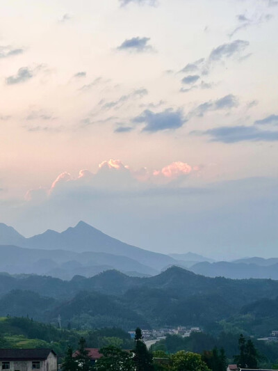 行到水穷处，坐看云起时。
偶然值林叟，谈笑无还期。
马儿山·林语山房依山而建，隐于绿荫间，与喧嚣浮华一墙之隔。
走进林语山房，似乎走入了一个隐世之地，青砖、绿瓦，稍显粗犷的外表，里面却大有玄机，通透的玻…