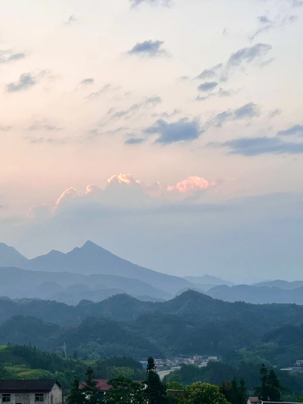 行到水穷处，坐看云起时。
偶然值林叟，谈笑无还期。
马儿山·林语山房依山而建，隐于绿荫间，与喧嚣浮华一墙之隔。
走进林语山房，似乎走入了一个隐世之地，青砖、绿瓦，稍显粗犷的外表，里面却大有玄机，通透的玻璃墙，安静的大堂，壁炉、咖啡与宽大的沙发，可以让你瞬间放松下来。暖暖的色调，温馨的布置，处处不动声色，却又别具匠心。
客房通透温暖，林语山房以“舒适”与“自然”为主打，宽大的山景露台、巨大的窗前浴缸、柔软舒适的大床......没有太多的装饰与渲染，每一处细节却都追求到了极致，这就是马儿山·林语山房的内核——简约，但却绝不简单。
入住林语山房，是旅途中的短暂停留，也是与自然彼此陪伴、彼此感悟的一次体验。
