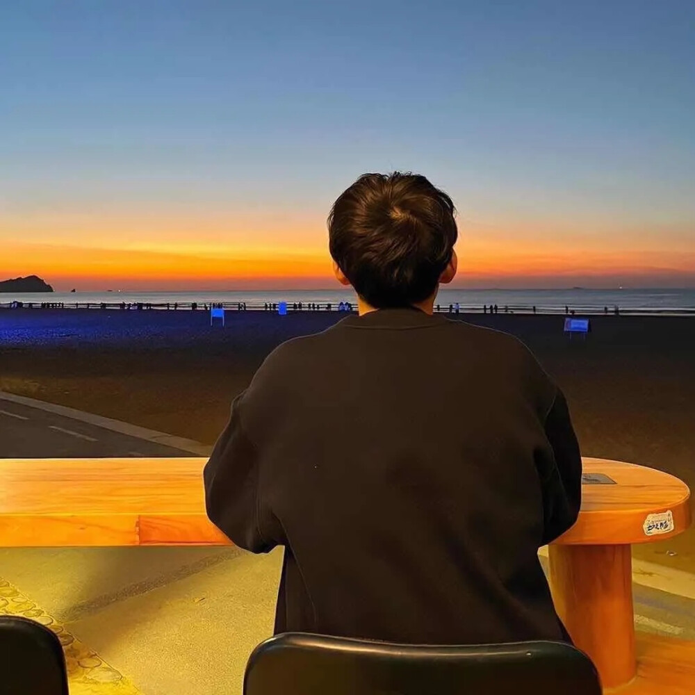 只有一瞬间，但心跳就这么缺了一拍。就像是弹错的琴，从此以后，怎么都不对了