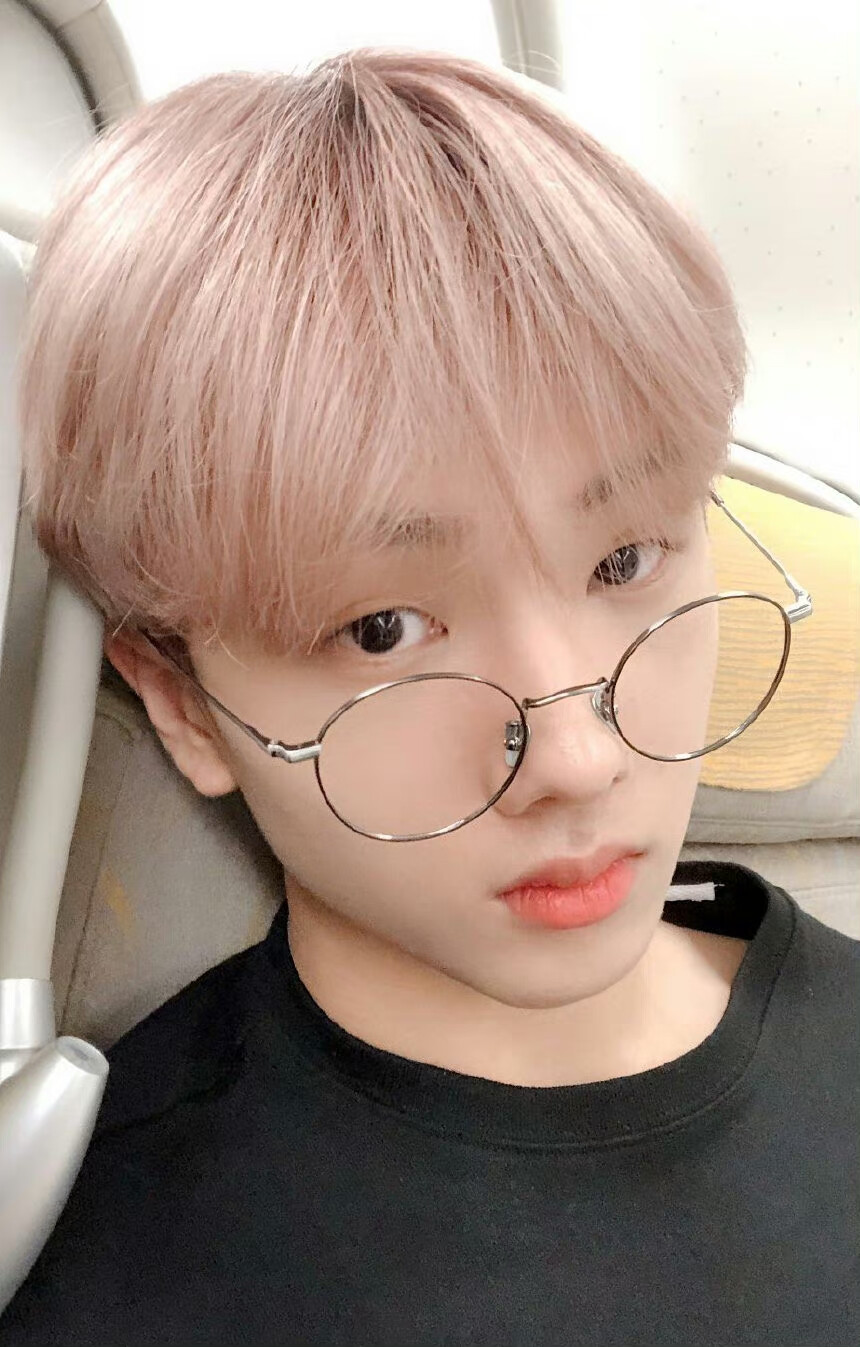 朴志晟自拍,自印小卡