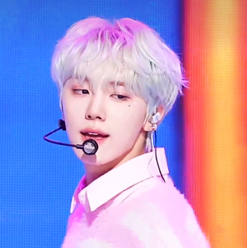 CRAVITY成民《Groovy》礼貌拿图