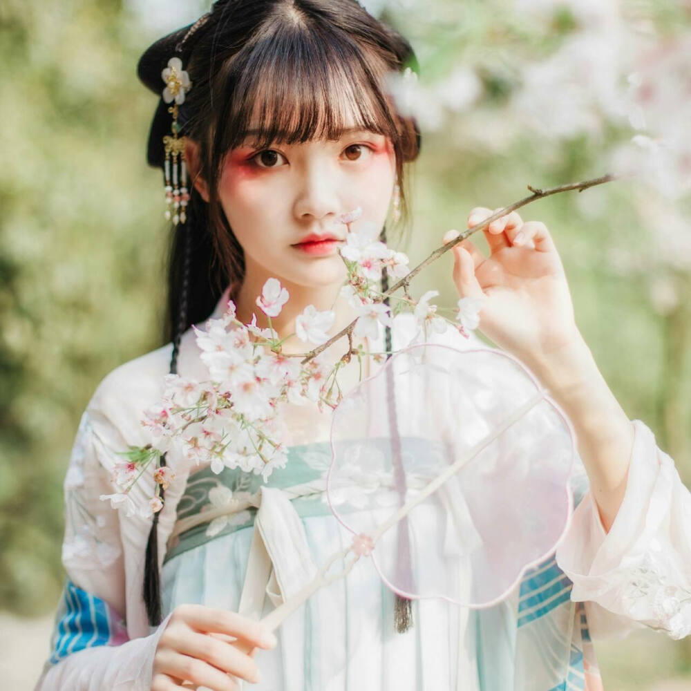 礼貌拿图古装女头像