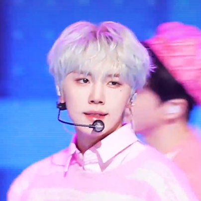 CRAVITY成民《Groovy》礼貌拿图