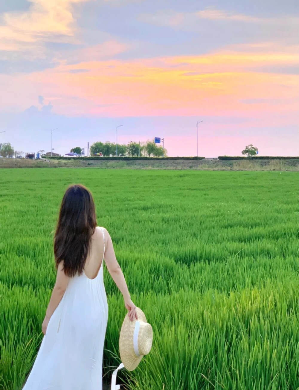 赚钱的时候不矫情.花钱的时候不磨叽.生活真的不会因为你的哭泣而对你温柔.但你可以通过自己的努力.而活得风情万种.这才是你该有的生活！