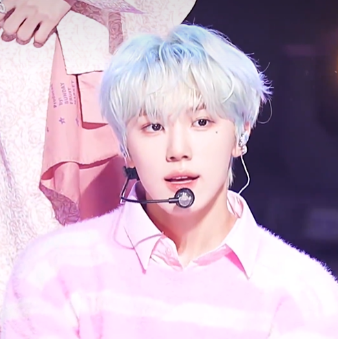 CRAVITY成民《Groovy》礼貌拿图 其实想知道这几张图后面是谁的手 本手控狠狠满足