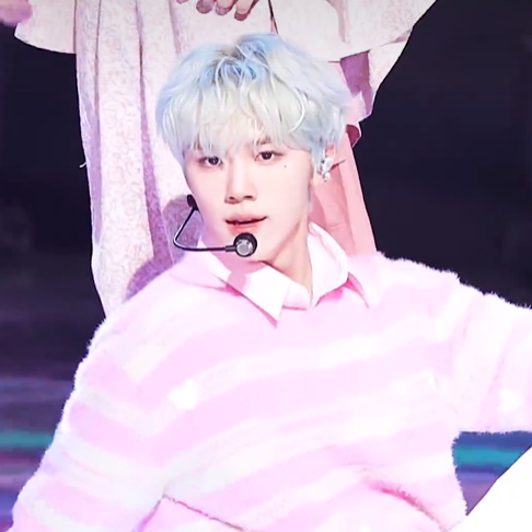 CRAVITY成民《Groovy》礼貌拿图 其实想知道这几张图后面是谁的手 本手控狠狠满足