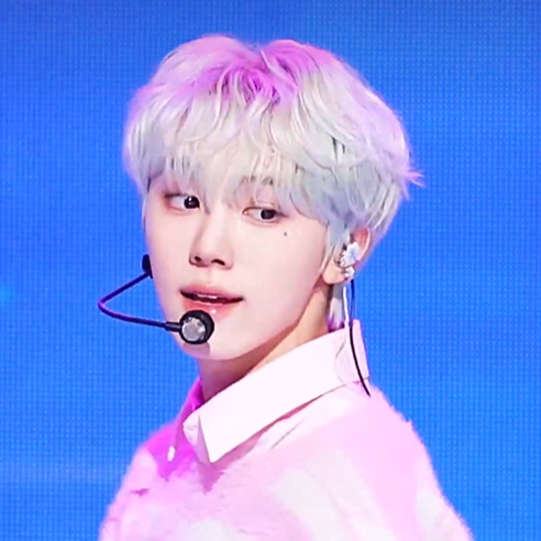 CRAVITY成民《Groovy》礼貌拿图