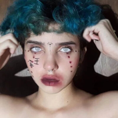 MLMA和她的朋友们设计的妆容
​老火影迷了 花瓣妆容在几年前大受模仿
​Z世代小众鬼马设计师天花板
p图美妆音乐服装配饰样样不落