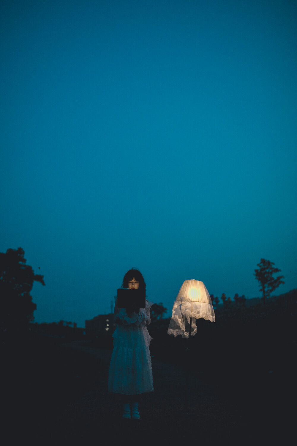 城市夜游计划
摄影：洪小漩
出镜：莫愁
一次半夜一时兴起的相邀。
一片被安保人员严防死守的江岸。
一段从暮色到夜色的车程。
一片设计规划差强人意的花圃。
……不过没关系，我们还有一盏从海鲜市场淘来的灯，一个不管怎样都得拍好这组图的念头。
很少有机会拍夜景，试了试手，终于知道下次还有哪些注意事项。
还有机会吧。
总要给生活找点乐子吧。