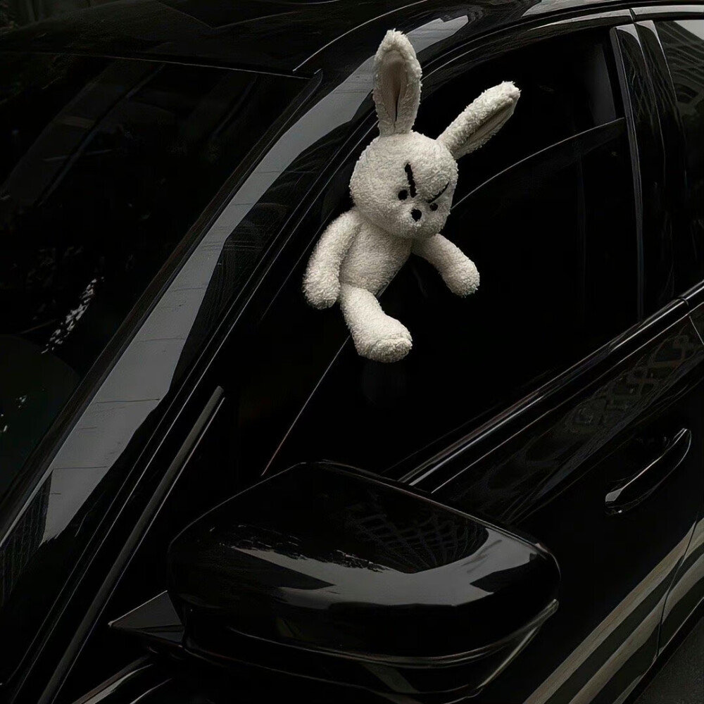 背景｜文案
我们生而破碎，用活着来修修补补