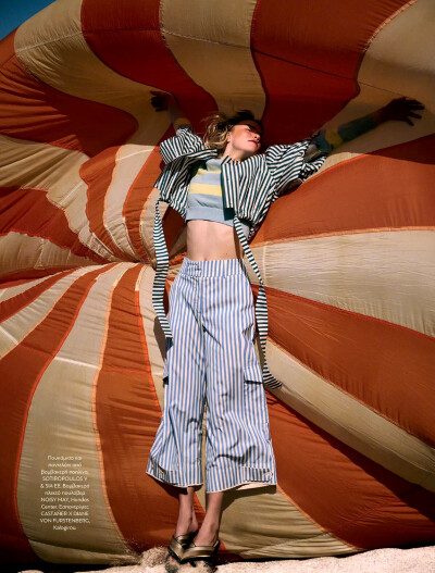 Vogue Greece June 2023 希腊版6月刊，“Say it with Stripes”夏日条纹服饰专题。
模特: Eline Veltman
摄影: Thanassis Krikis