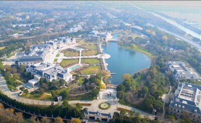 售价170亿（也有说150亿）
上海楼王 佘山皇家花园
占地180亩
一主楼、五裙楼
建造10年光
装修17亿，园林绿化2亿，人工湖
4个泳池，私人停机坪、私人会所一应俱全
保安➕保姆人数超400人