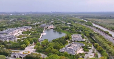 售价170亿（也有说150亿）
上海楼王 佘山皇家花园
占地180亩
一主楼、五裙楼
建造10年光
装修17亿，园林绿化2亿，人工湖
4个泳池，私人停机坪、私人会所一应俱全
保安➕保姆人数超400人