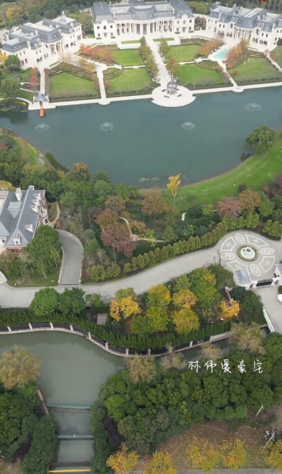 售价170亿（也有说150亿）
上海楼王 佘山皇家花园
占地180亩
一主楼、五裙楼
建造10年光
装修17亿，园林绿化2亿，人工湖
4个泳池，私人停机坪、私人会所一应俱全
保安➕保姆人数超400人