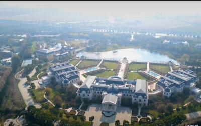 售价170亿（也有说150亿）
上海楼王 佘山皇家花园
占地180亩
一主楼、五裙楼
建造10年光
装修17亿，园林绿化2亿，人工湖
4个泳池，私人停机坪、私人会所一应俱全
保安➕保姆人数超400人