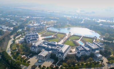售价170亿（也有说150亿）
上海楼王 佘山皇家花园
占地180亩
一主楼、五裙楼
建造10年光
装修17亿，园林绿化2亿，人工湖
4个泳池，私人停机坪、私人会所一应俱全
保安➕保姆人数超400人