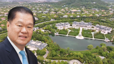 售价170亿（也有说150亿）
上海楼王 佘山皇家花园
占地180亩
一主楼、五裙楼
建造10年光
装修17亿，园林绿化2亿，人工湖
4个泳池，私人停机坪、私人会所一应俱全
保安➕保姆人数超400人