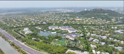 售价170亿（也有说150亿）
上海楼王 佘山皇家花园
占地180亩
一主楼、五裙楼
建造10年光
装修17亿，园林绿化2亿，人工湖
4个泳池，私人停机坪、私人会所一应俱全
保安➕保姆人数超400人