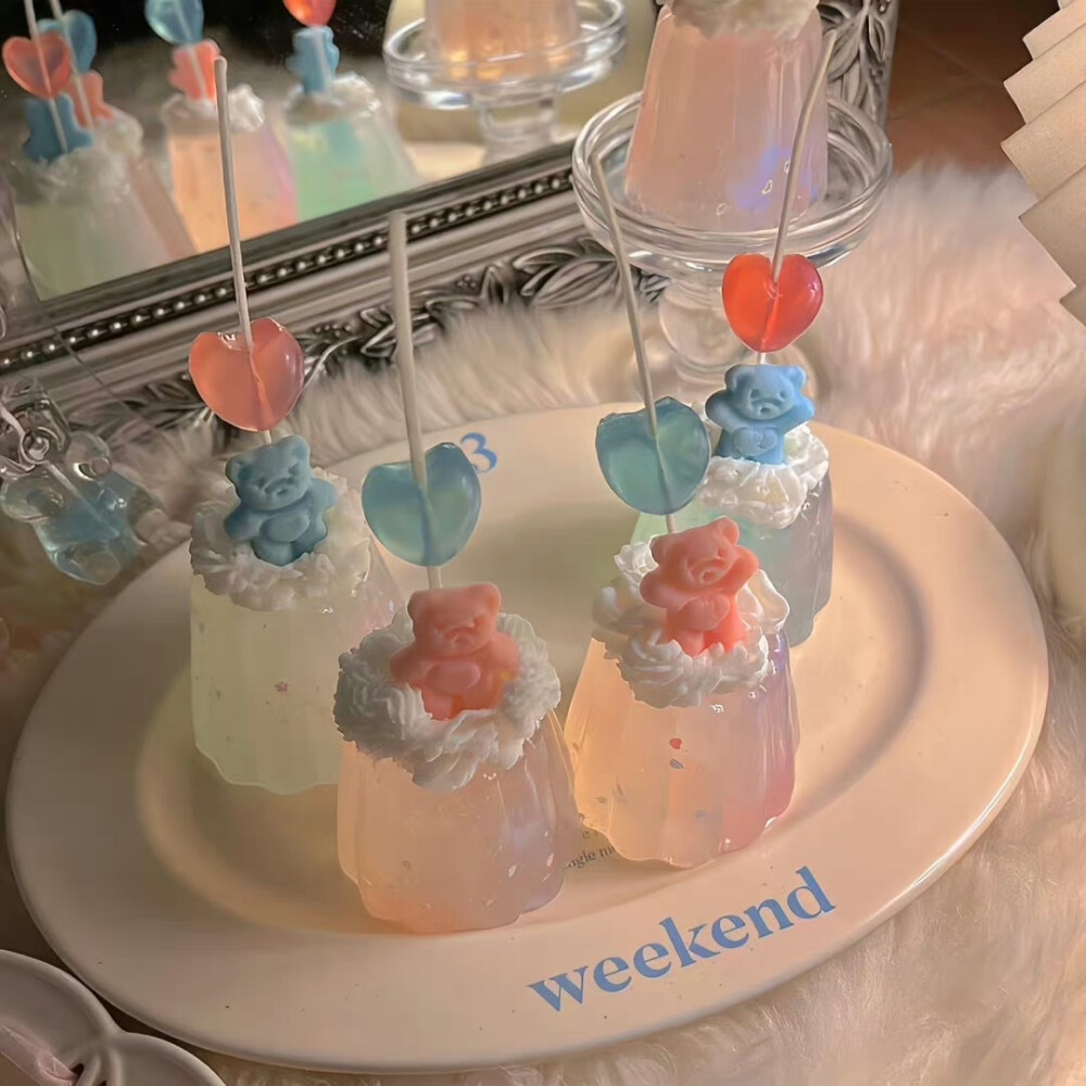 背景｜文案
掉头一去是风吹黑发，回首再来已是雪满白头，下次你路过，人间已无我。