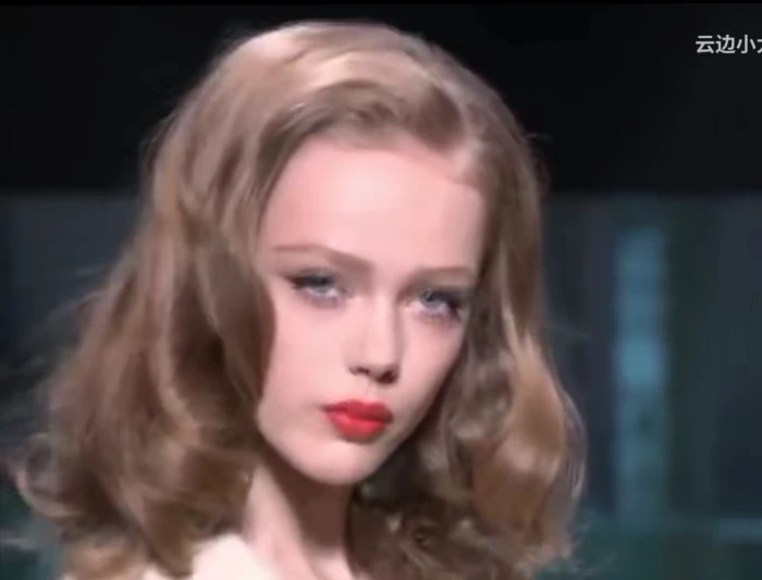 
弗丽达·古斯塔夫松（Frida Gustavsson），1993年6月6日生于瑞典首都斯德哥尔摩。
瑞典知名女模特