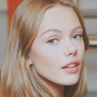 
弗丽达·古斯塔夫松（Frida Gustavsson），1993年6月6日生于瑞典首都斯德哥尔摩。
瑞典知名女模特